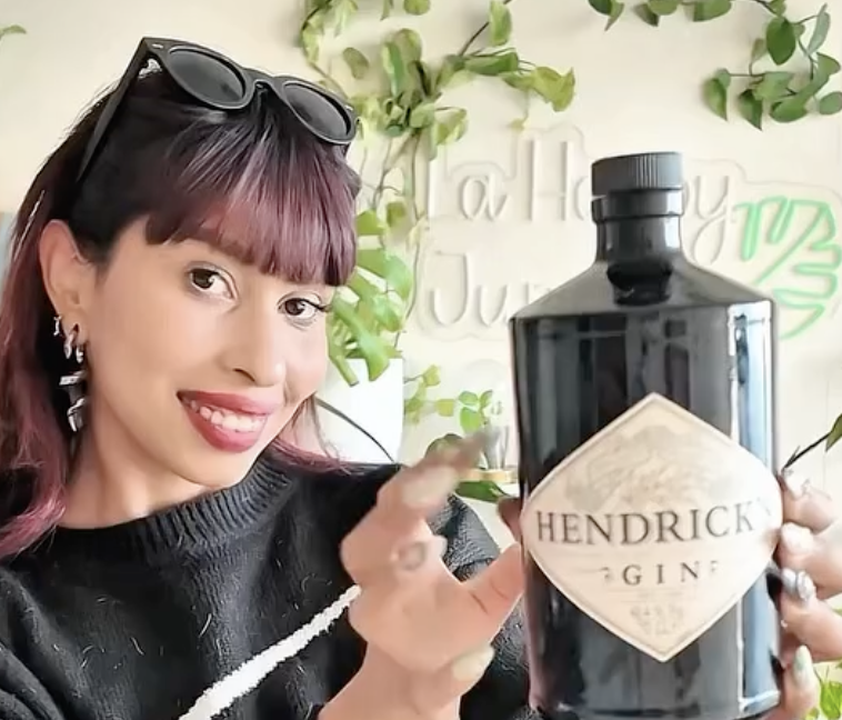 ¿Botellas vacías? En este lado las transformamos en macetas con sistema de autorriego para las plantas 🌿